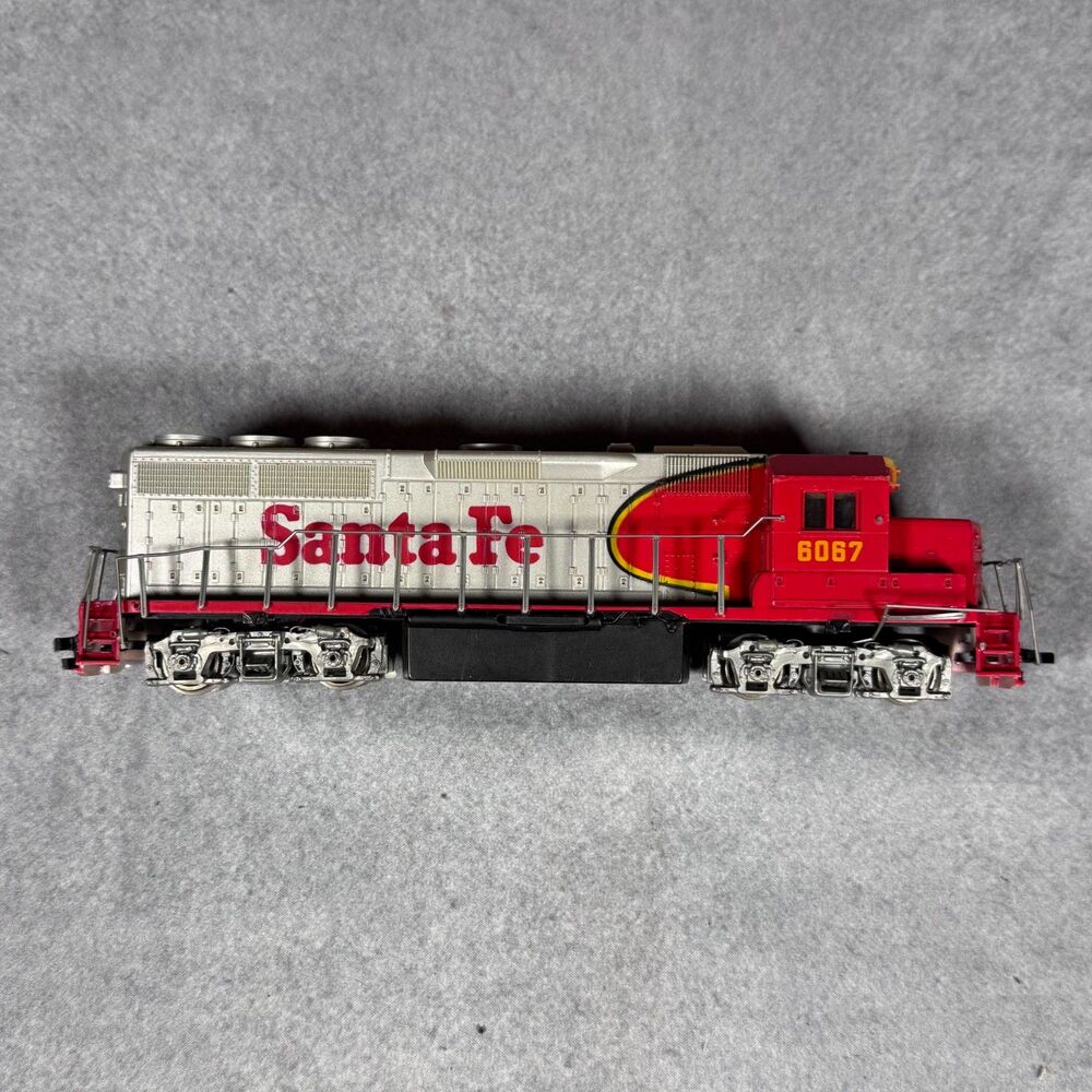 Bachmann HO Scale Santa Fe EMD GP40 Diesel Locomotive #6067 Preowned Untested